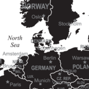 Akustikbillede med verdenskort i sort hvid og med mange detaljer